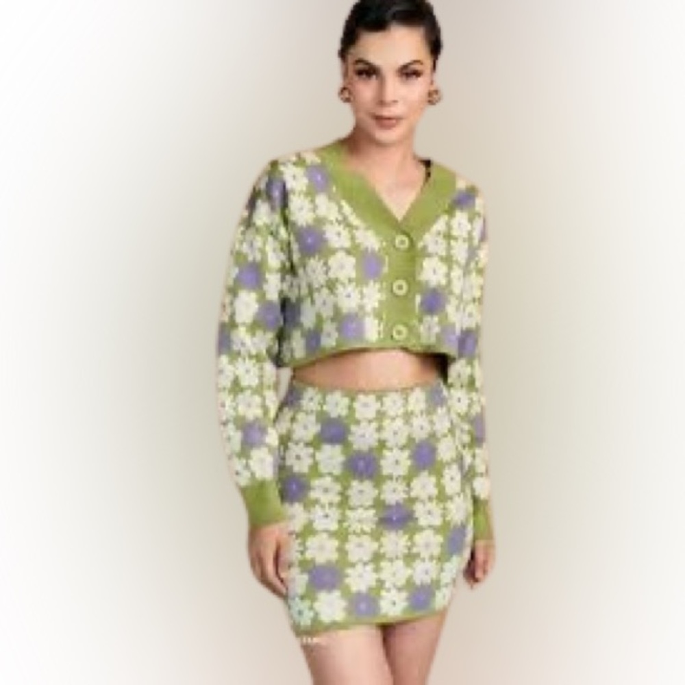 Madeline & Monroe Floral Button-Up Crop Cardigan Size Large Groovy